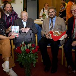 Gruppenfoto mit Bischof em. Maximilian Aichern