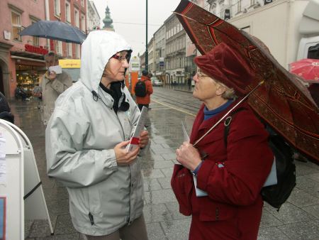 im Gespräch am Linzer Taubenmarkt. © mensch & arbeit