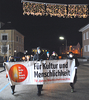 Lichterkette - Marsch vom Mutterhaus zum Stadtplatz