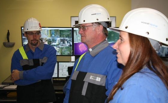 Bischof Scheuer besucht Lehrwerkstätte und Stahlwerk der voestalpine