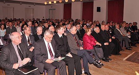 Festgäste, Festredner P. Riedelsperger links außen. © mensch & arbeit