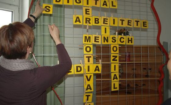 Begriffe scrabbeln am Gitterkopf