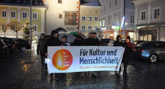 Sternmarsch zum Stadtplatz. Am Bild die Gruppe deren Ausgangspunkt der Pfarrhof war (Andere Gruppen starteten vom Mutterhaus und der AK) 